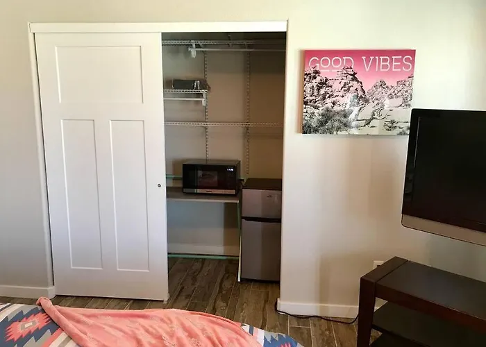 Private View On The Side Of 95! Sleeps 16 Lake Havasu City